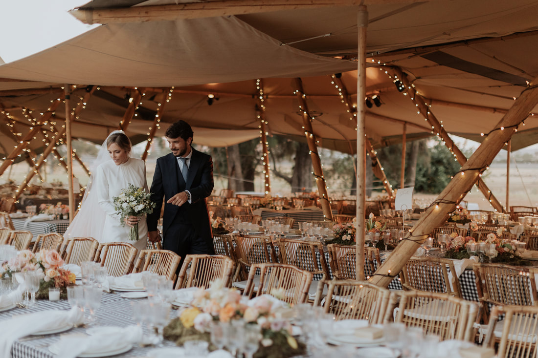 Decoración de mesa de boda en verano en Sevilla con carpas tipi